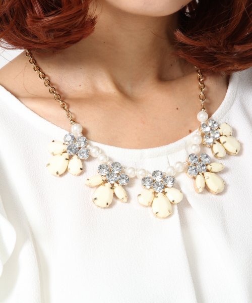 パールカラービジューネックレス