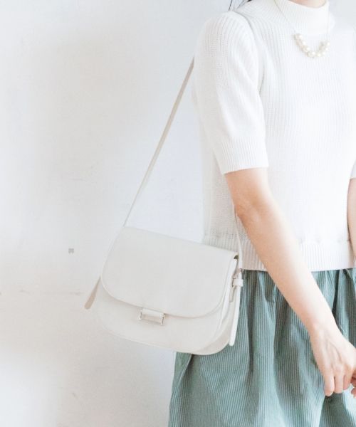 スクエアカナグショルダー