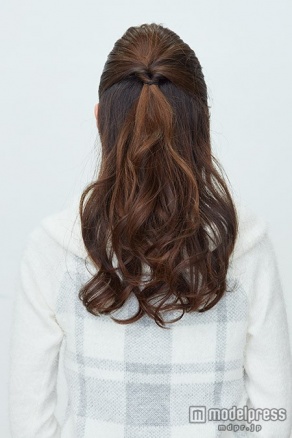 ウェーブ感をキープするため、ワックスを薄く揉み込んで整える