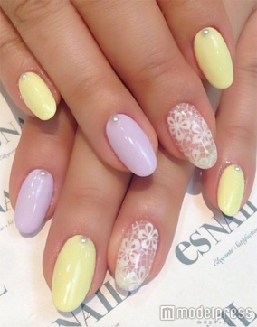 金運アップ・パステルイエローネイル／画像提供：esNAIL