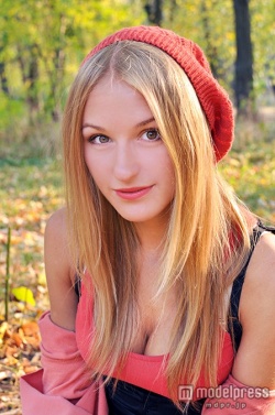 守りたくなようなフェミニンフェイス（Photo by  Roxy）