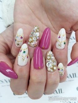 ピンク＆白で華やかさ倍増／画像提供：esNAIL