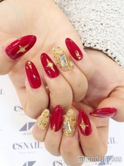 赤単色＆ゴールドの埋め尽くし／画像提供：esNAIL