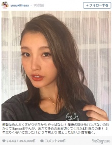 ダークカラーでクールにイメチェンした木下優樹菜／Instagramより