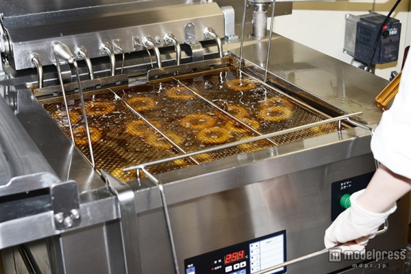 フライヤーで揚げる時は網で押さえることがポイント(C)モデルプレス