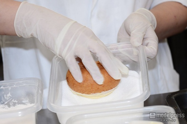 もう一つ砂糖をつける(C)モデルプレス