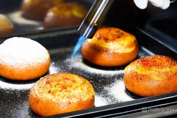 ミスド新作「クレームブリュレドーナツ」を先行試食!こだわりの作り方にも密着(C)モデルプレス