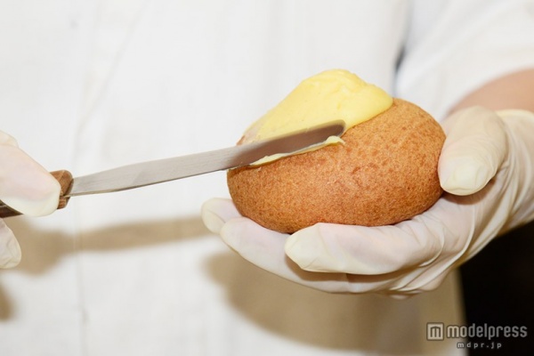 ナイフでキレイに整える(C)モデルプレス