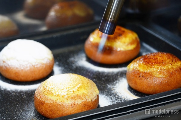 バーナーで一つずつ表面をあぶる(C)モデルプレス