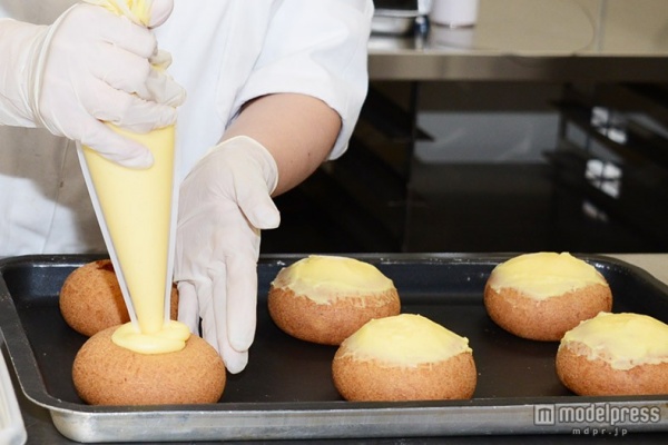 カスタードクリームを中央に絞る(C)モデルプレス