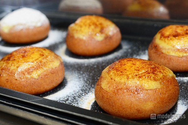あぶりたての「クレームブリュレドーナツ」(C)モデルプレス