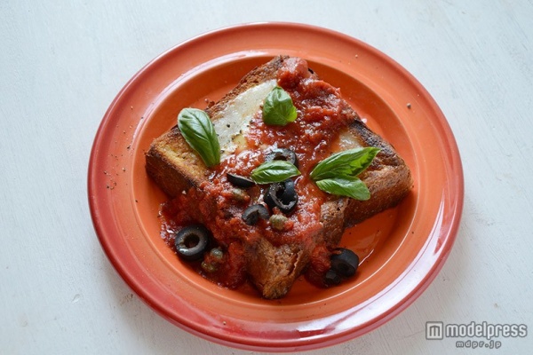 フレンチトースト×マルゲリータピザが合体!ハイブリッドスイーツが新登場/「マルゲリータ」930円