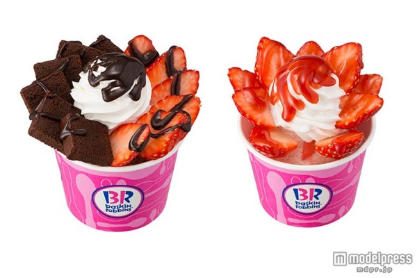 サーティワン、山盛りいちごの華やかサンデーが登場／「フレッシュストロベリーサンデー リッチストロベリー／ストロベリーブラウニー」450円（税込）～