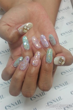 カラフルネイル／画像提供：esNAIL