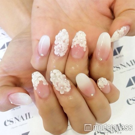 1位ホワイトグラデーションネイル/画像提供:esNAIL