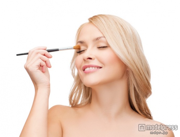 キラリとまぶたに光をオン（Photo by Syda Productions）