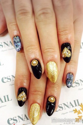 ゴールド×黒／画像提供：esNAIL