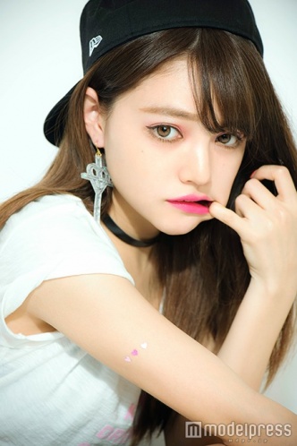 チークなしのチョコレートキャンディメイク（モデル：ちぃぽぽ）これから流行間違いなしのチークなしメイク／photo：小川 健（WILL CREATIVE）画像提供：セブン＆アイ出版