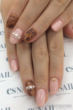 甘口べっ甲ネイル／画像提供：esNAIL
