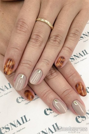 グレージュ×べっ甲ネイル／画像提供：esNAIL