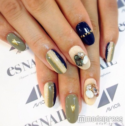 定番のストライプ柄／画像提供：esNAIL