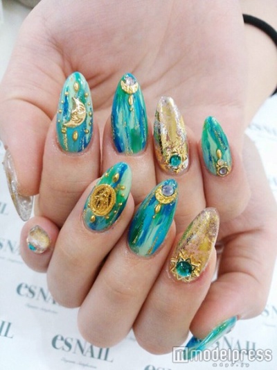 ラインを塗りかけ風に描いた埋め尽くし／画像提供：esNAIL