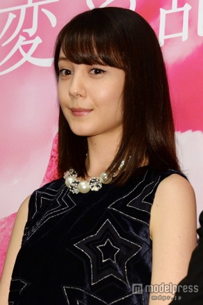 ダークカラーも重くなり過ぎないロブ／（C）モデルプレス