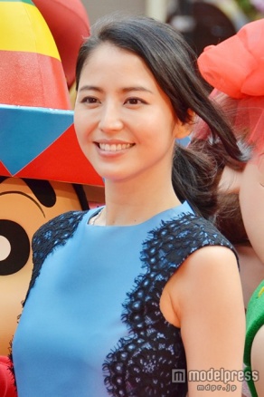 一つ結びも顔サイドの毛流れが女性らしさを演出／長澤まさみ（C）モデルプレス