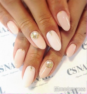 ピンクベージュ×ホワイトネイル／画像提供：esNAIL