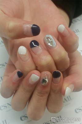 シンプルVフレンチ／画像提供：esNAIL