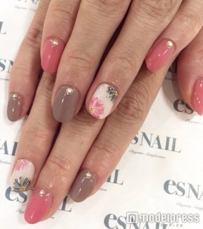 くすみカラーネイル／画像提供：esNAIL