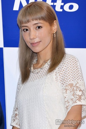 シルバーヘアの仲里依紗（C）モデルプレス