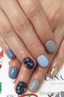 ブルー×ゴールドネイル／画像提供：esNAIL