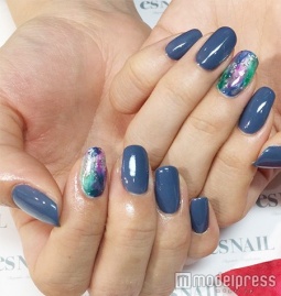 グルージュブルーネイル／画像提供：esNAIL