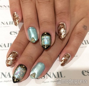 ブルーメタリックネイル／画像提供：esNAIL