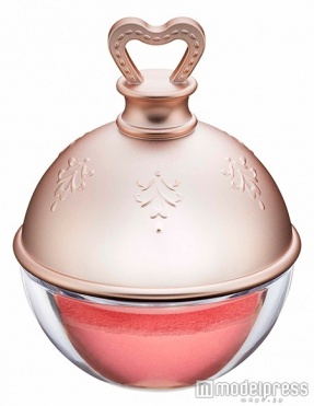 パウダー チーク カラー／101コーラル ピンク／3,600 円 (税抜）／画像提供レ・メルヴェイユーズ ラデュレ