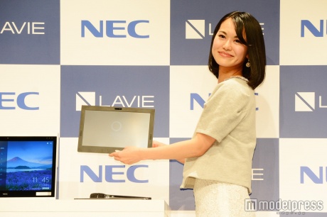 液晶画面は取り外し可能でタブレットに(C)モデルプレス