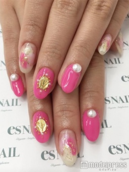 ピンクベースの塗りかけネイル／画像提供：esNAIL
