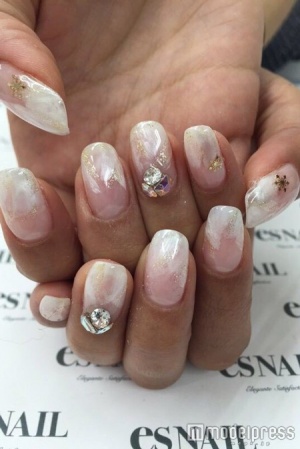 グラデーション風塗りかけネイル／画像提供：esNAIL