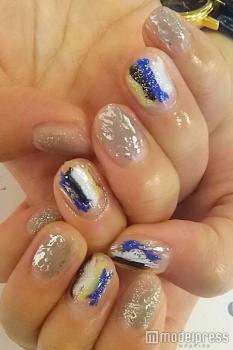 カラフル塗りかけネイル／画像提供：esNAIL