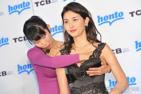 マッサージを体験／橋本マナミ（C）モデルプレス