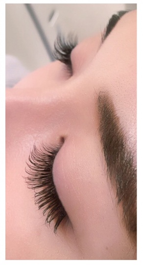 全体ブラウンでぐっと透明感が出る／向山志穂オフィシャルブログ（Ameba）より