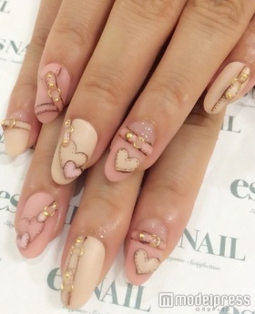 マット風ハートベルトネイル／画像提供：esNAIL