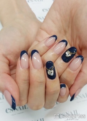 ネイビーフレンチ／画像提供：esNAIL