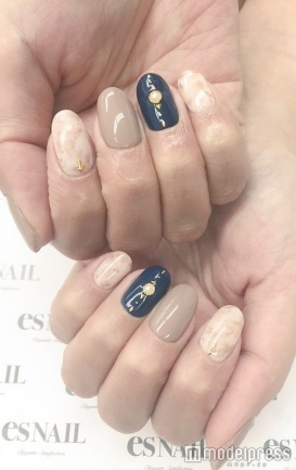 落ち着いた大人のマーブル柄／画像提供：esNAIL