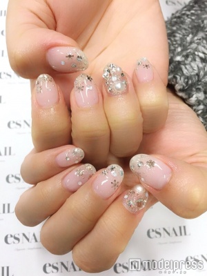 雪の結晶ネイル／画像提供：esNAIL