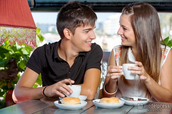デートや食事に誘いやすい女性はモテる（Photo by karelnoppe／Fotolia）