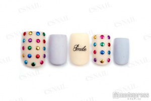 カラフルスタッズネイル／画像提供：esNAIL