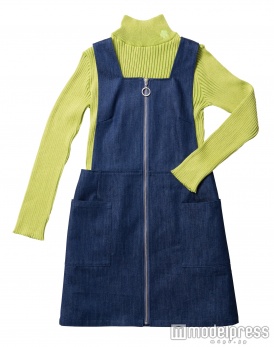 「プレーティングリブプルオーバー」11,880円（税込）、「ピナフォアデニムワンピース」19,440円（税込）