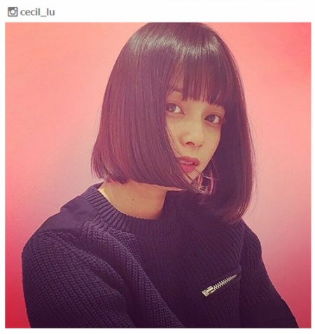 新しいヘアを披露した岸本セシル/Instagramより